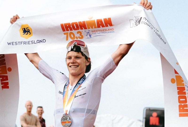 Sem Steltenpool pakt de winst in Hoorn bij de 70.3 Westfriesland