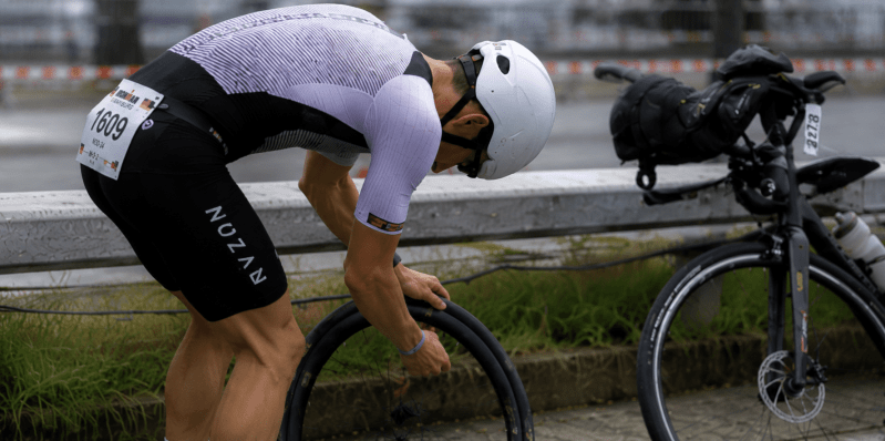 Een van de atleten die bij Ironman Hamburg lek reed
