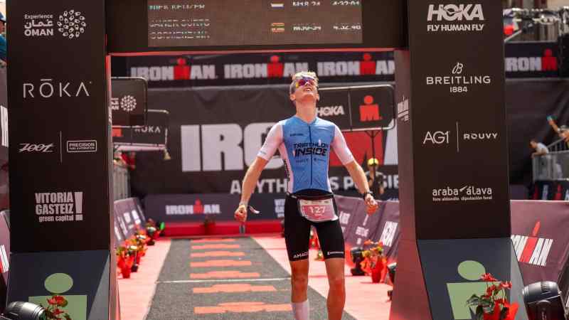 Niek bij de finsih van IRONMAN 70.3 Vitoria-Gasteiz Foto Pablo Marcos van Salty media
