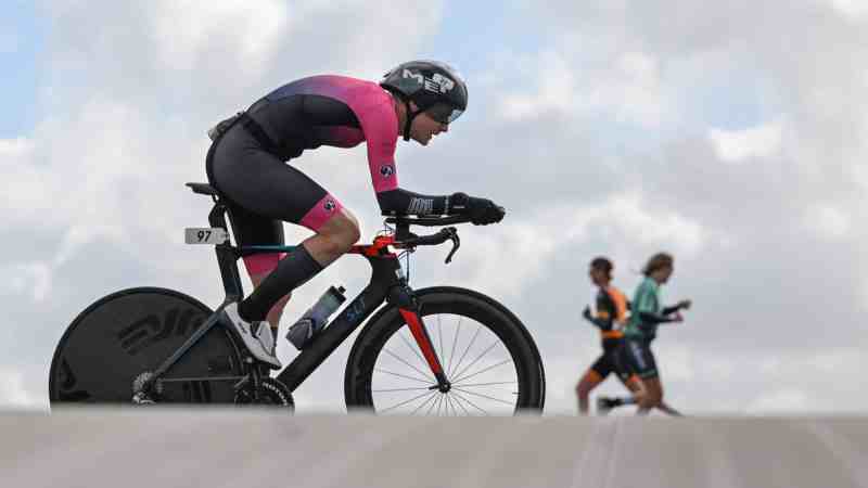 Triathlon wedstrijd onderdeel fietsen