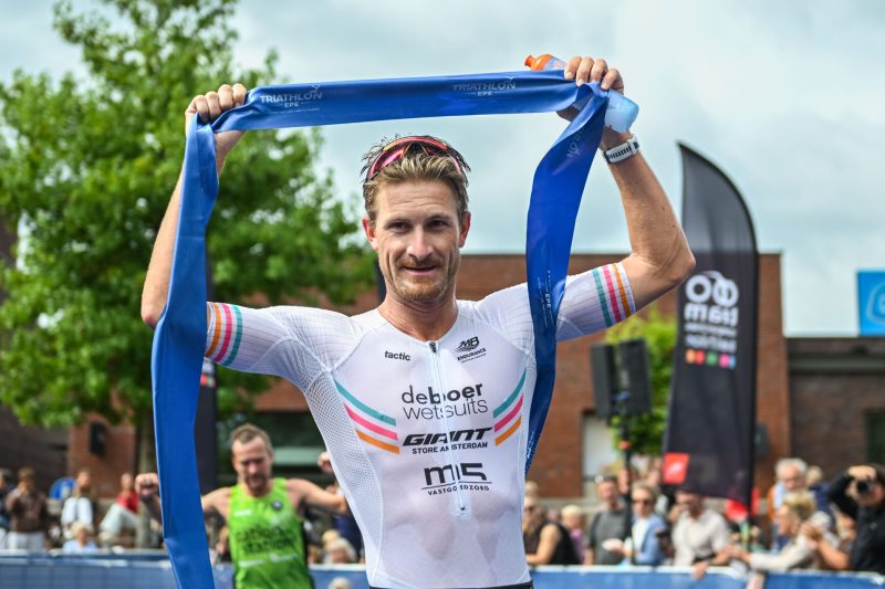 Milan Brons wint de triathlon Epe bij de mannen