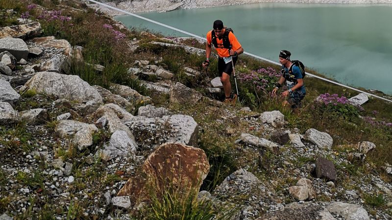 Foto: trailrunners tijdens een trail running wedstrijd in de Alpen.