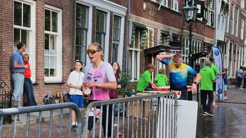 Annabel Wouters tijdens het hardlopen bij GO Triathlon Zierikzee