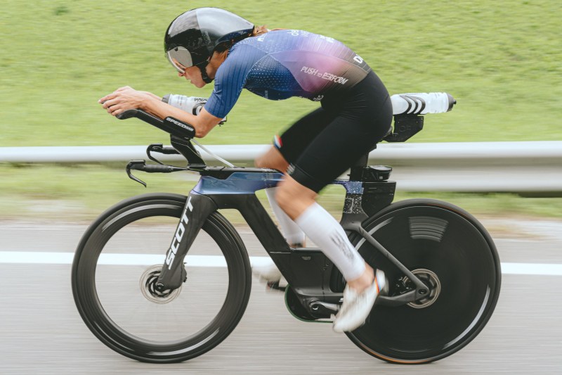 Diede Diederiks in het trisuit van Perform