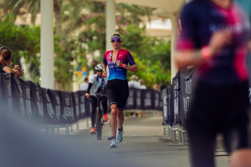 Hanne De Vet tijdens T100-race in Qatar 2025. Foto T100