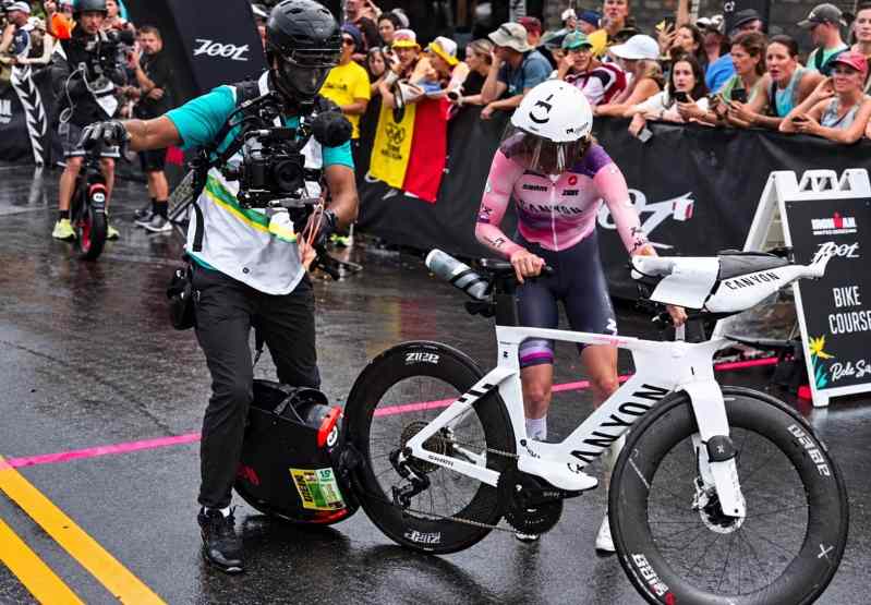 Botsing tussen Laura Philipp en cameraman tijdesn World Championship Kona
